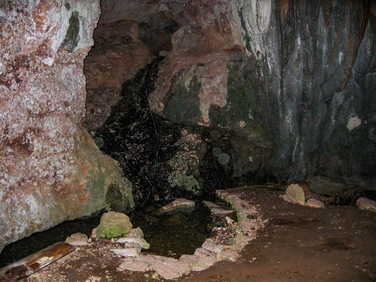 多祁伊奈太伎佐耶布都神社 洞穴内の泉