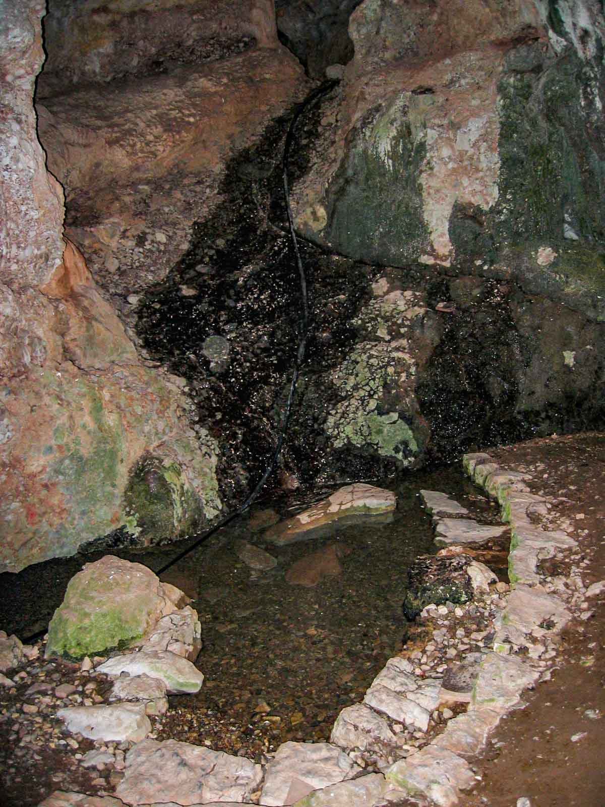 多祁伊奈太伎佐耶布都神社 洞穴内の泉