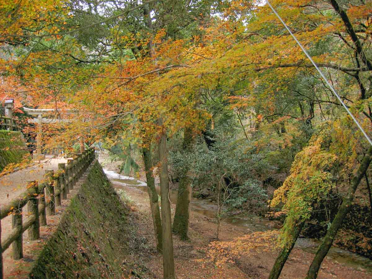 天石門別神社 境内の横を流れる琴弾川