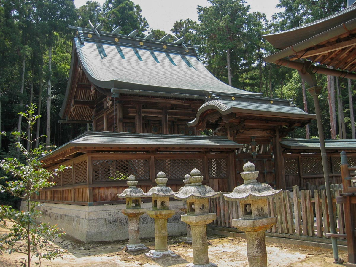 安仁神社：本殿 斜め前から