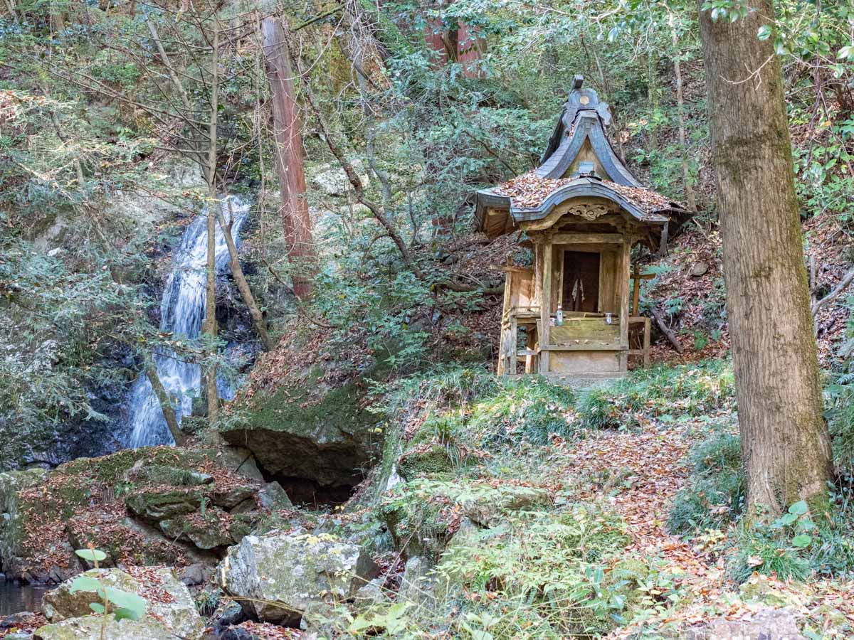 血洗の滝・血洗滝神社：滝と神社のようす