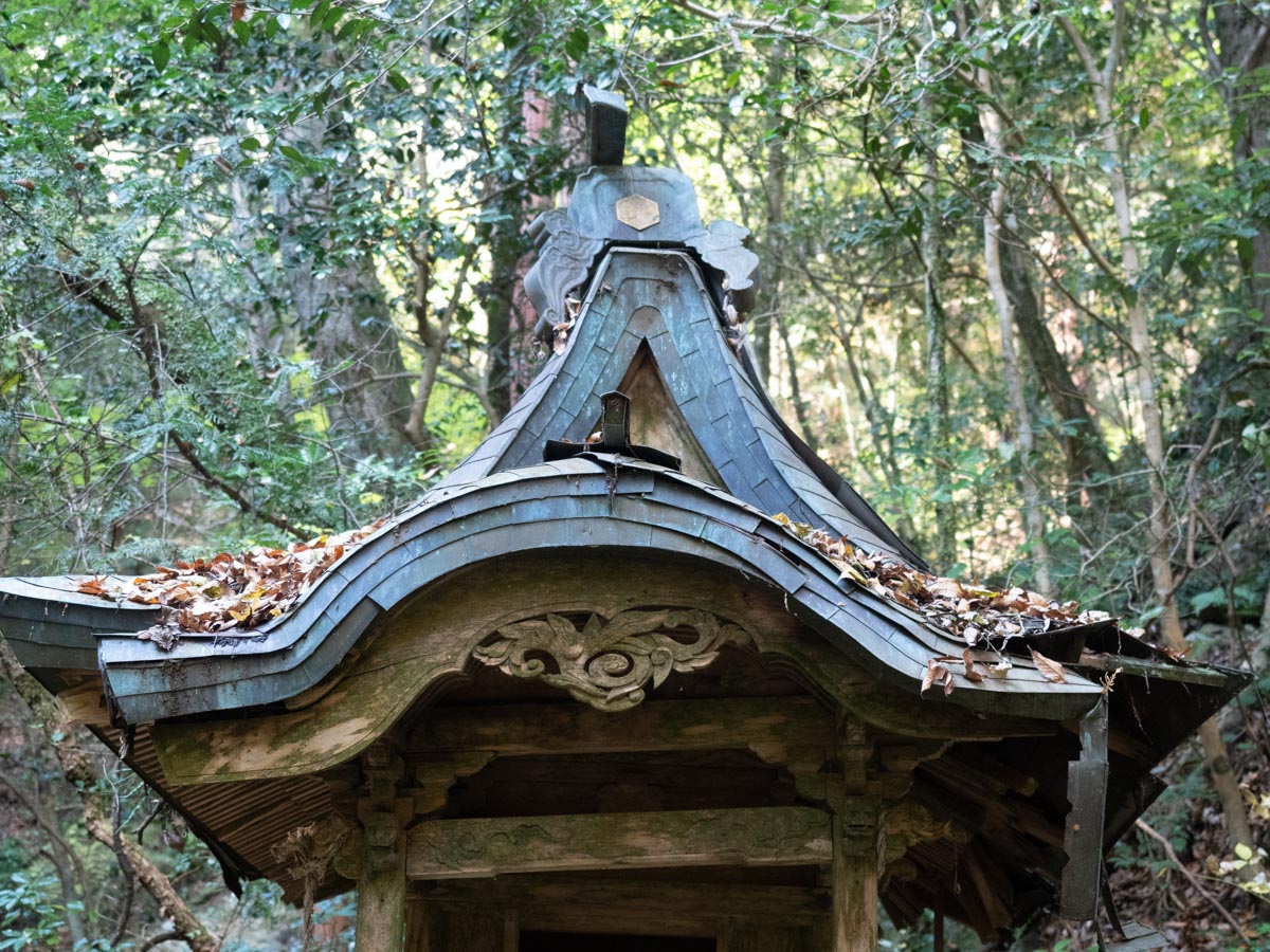 血洗の滝・血洗滝神社：血洗滝神社の屋根