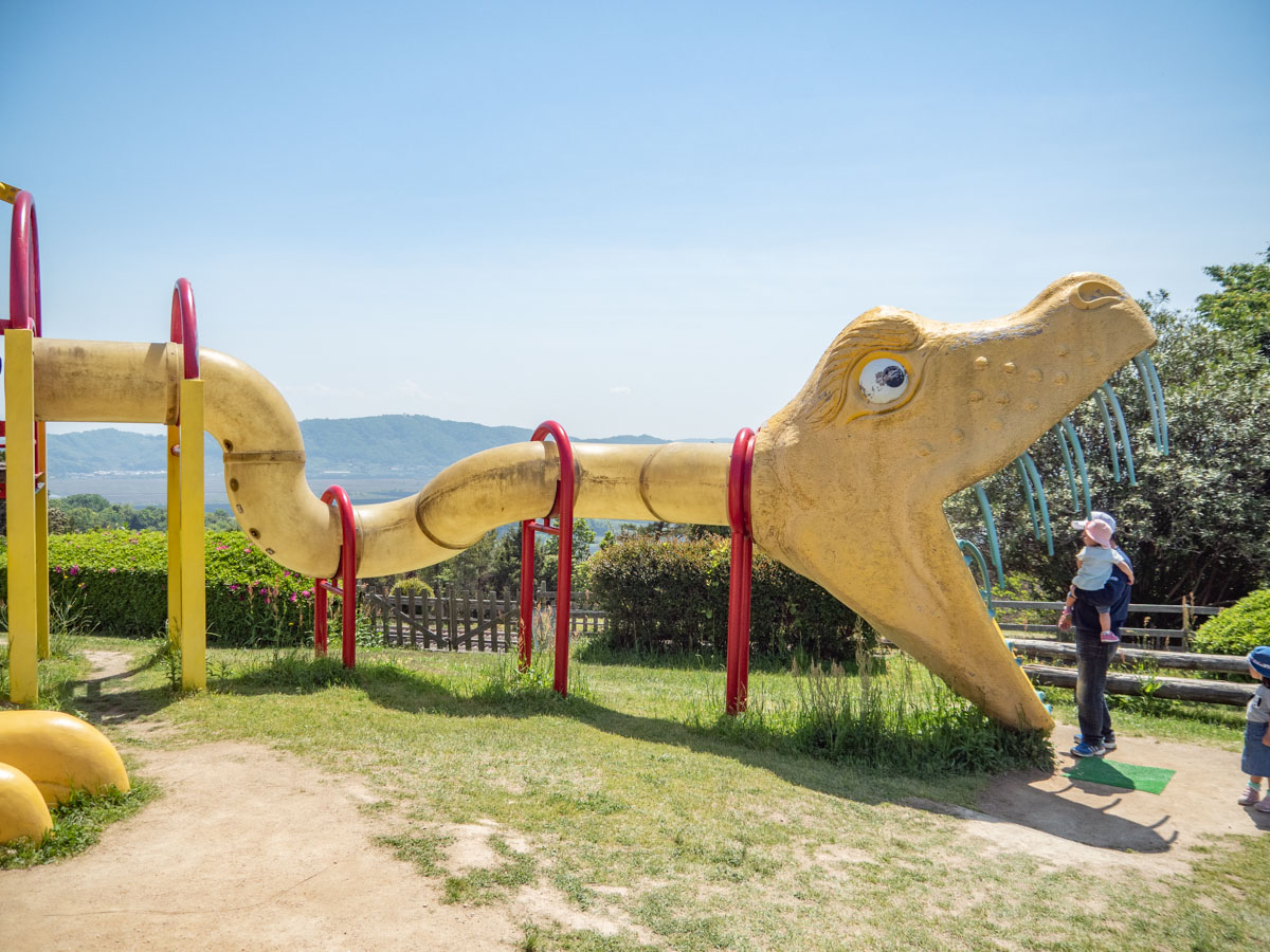 一本松展望園：恐竜型の巨大遊具「遊多君」