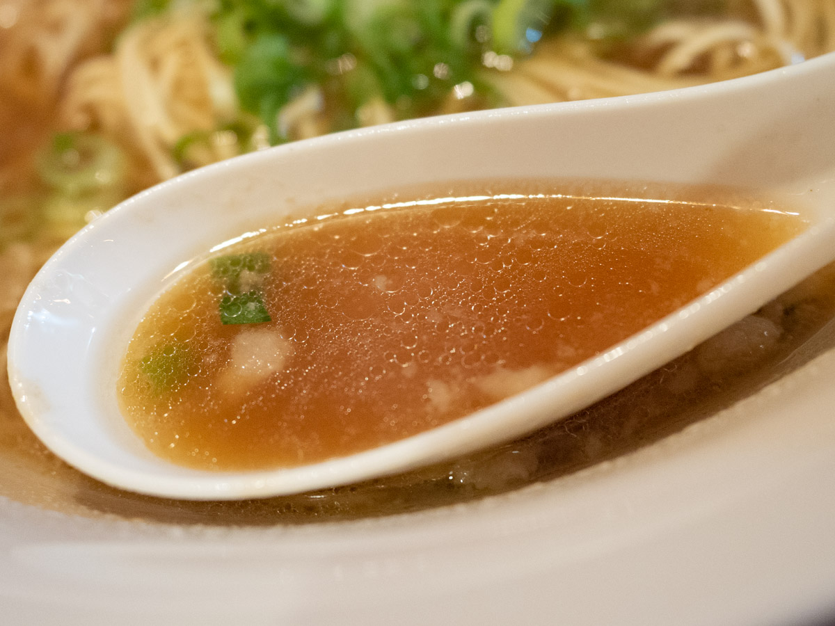 静流：醤油ラーメンのスープ