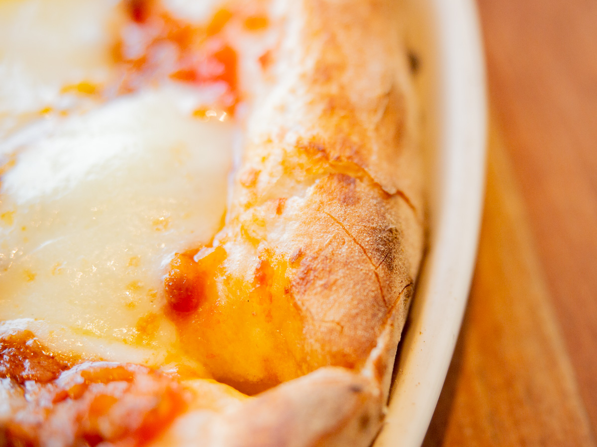 チェルキオ：自家製ミートソースと半熟たまごのピザ