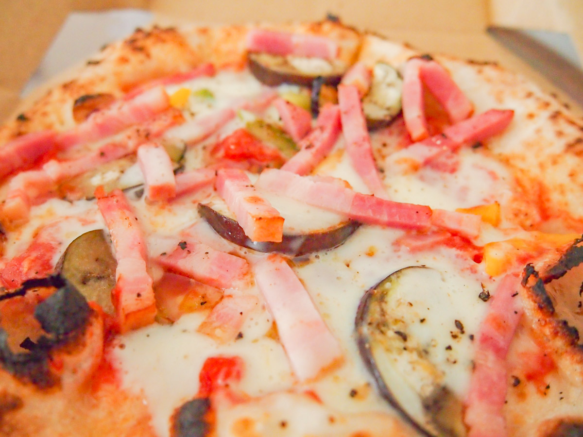 チェルキオ：移動販売時代の厚切りベーコンと総社産野菜のトマトソースピザ