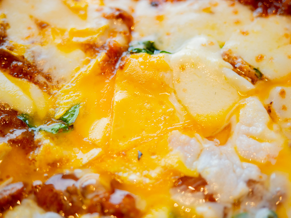 チェルキオ：自家製ミートソースと半熟たまごのピザ