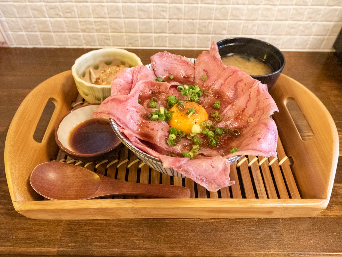 ひろや：ローストビーフ丼定食