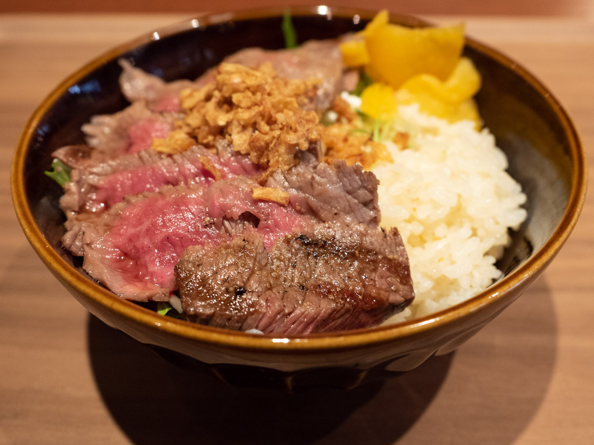 メゾン・ド・シェフ ごはん：赤城牛のステーキと炊き上げピラフの丼(霜降り)