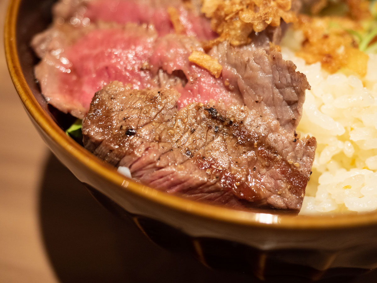 メゾン・ド・シェフ ごはん：赤城牛のステーキと炊き上げピラフの丼(霜降り)