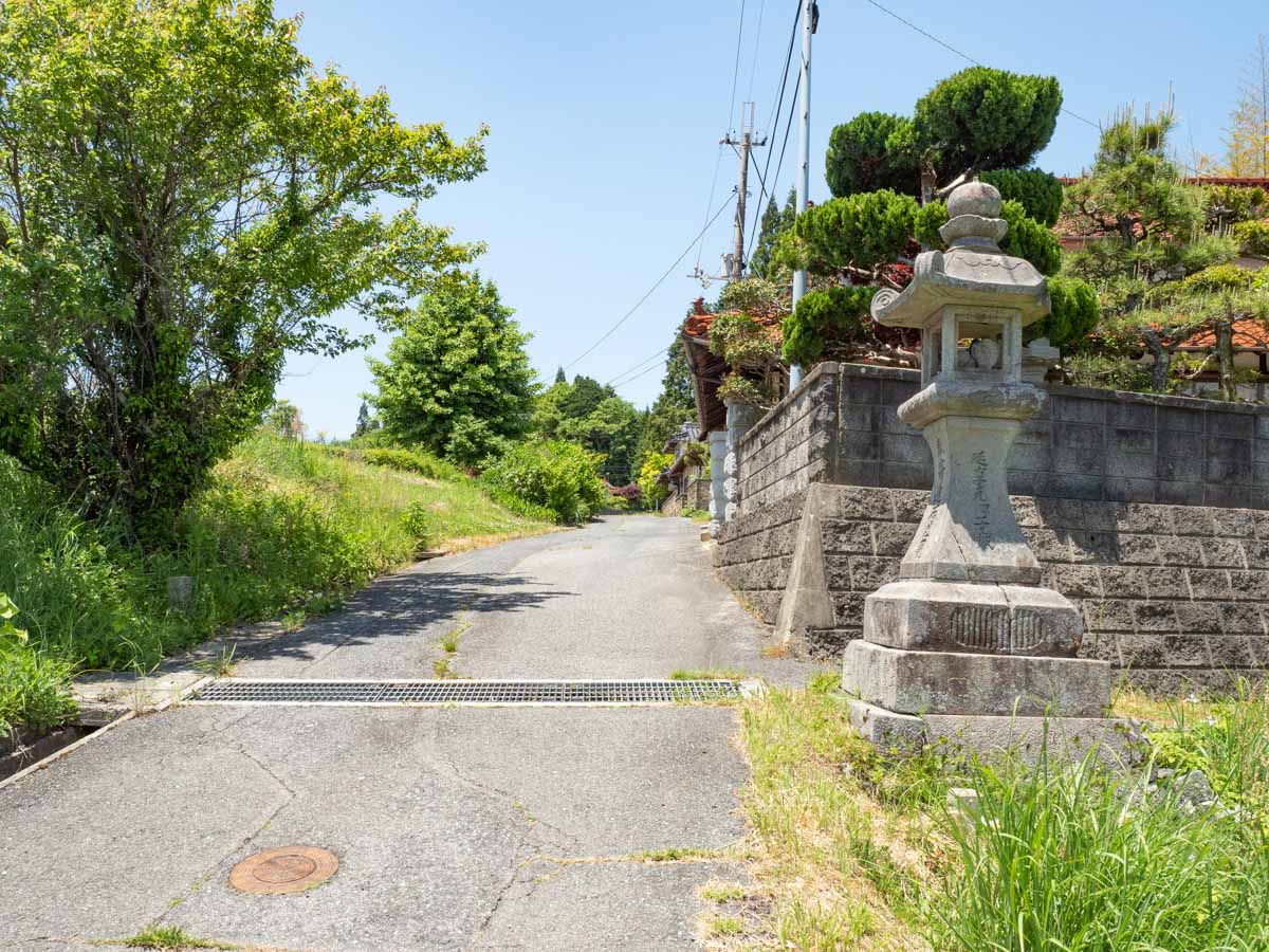 穴門山神社：高山市の町並から穴門山神社への道