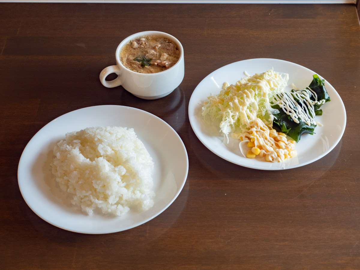 COWCOWステーキ 御幸店：ライス、サラダ、スープ