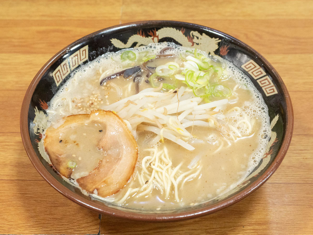 玄人(げんと)】豚骨らしさが味わえるコッテリ豚骨ラーメン！牛スジ煮込