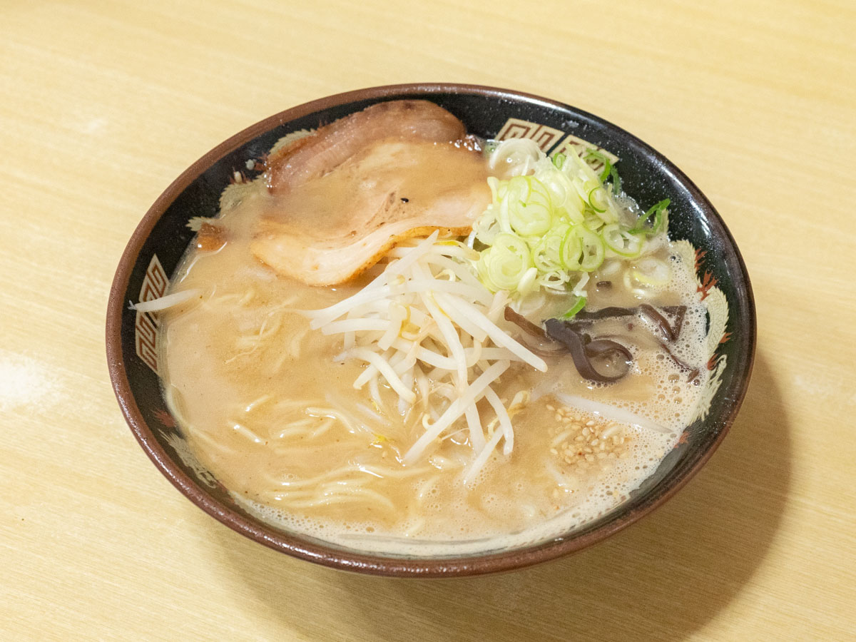 玄人(げんと)】豚骨らしさが味わえるコッテリ豚骨ラーメン！牛スジ煮込