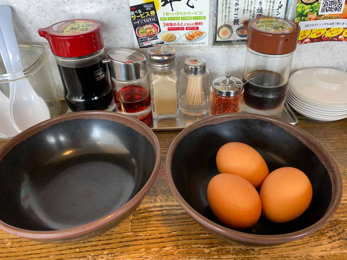 東大 福山店：卓上の調味料と無料の生卵