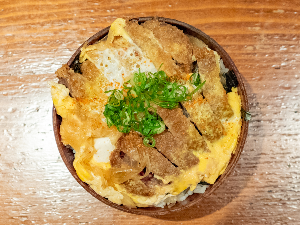 肴蔵：牛ロースカツ丼