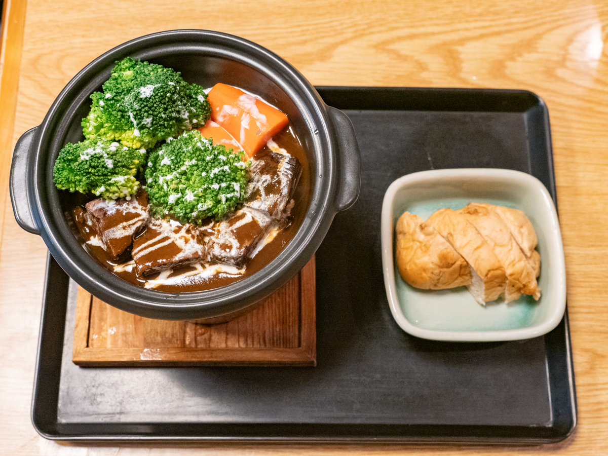 栄清丸：牛ホホ肉のワイン煮